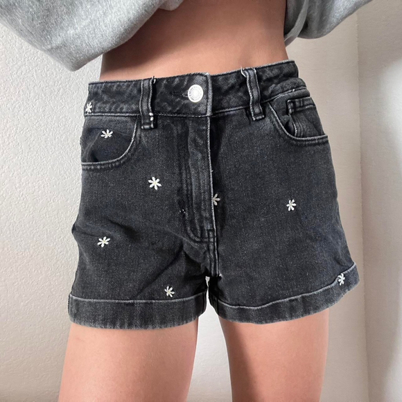 Pacsun Denim Floral Embroidered Black Jean Shorts Size 25 - Picture 1 of 8
